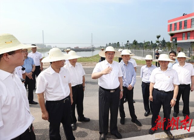 7��7�գ�ʡί����ǡ�ʡ��ëΰ�������������ء���ͨ�������佭�е��С�ͼΪëΰ��������é�ݽ�����ں�������̿����Ѵ������