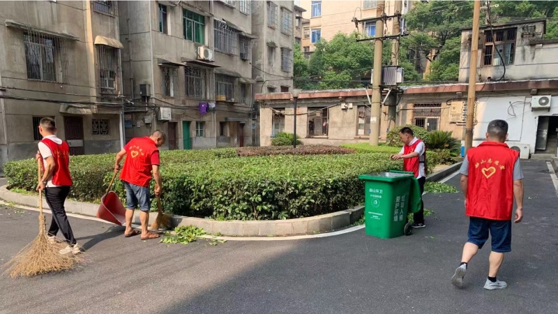志愿者进行环境卫生大清扫