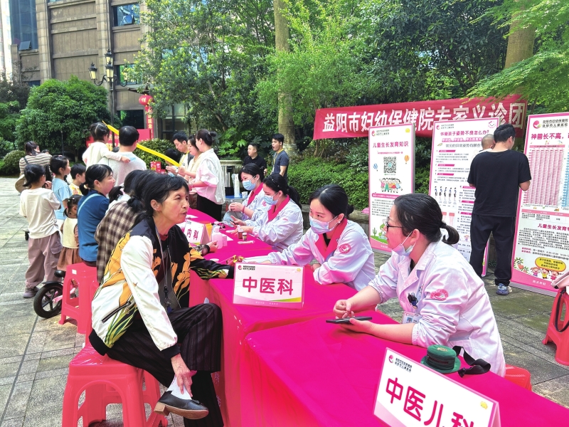 �и��ױ���Ժר���������ں�ɽ�����𺺹�С�����Ĺ㳡�ֳ�����