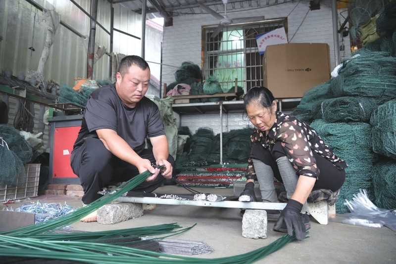 刘可与家人一同经营地笼厂。