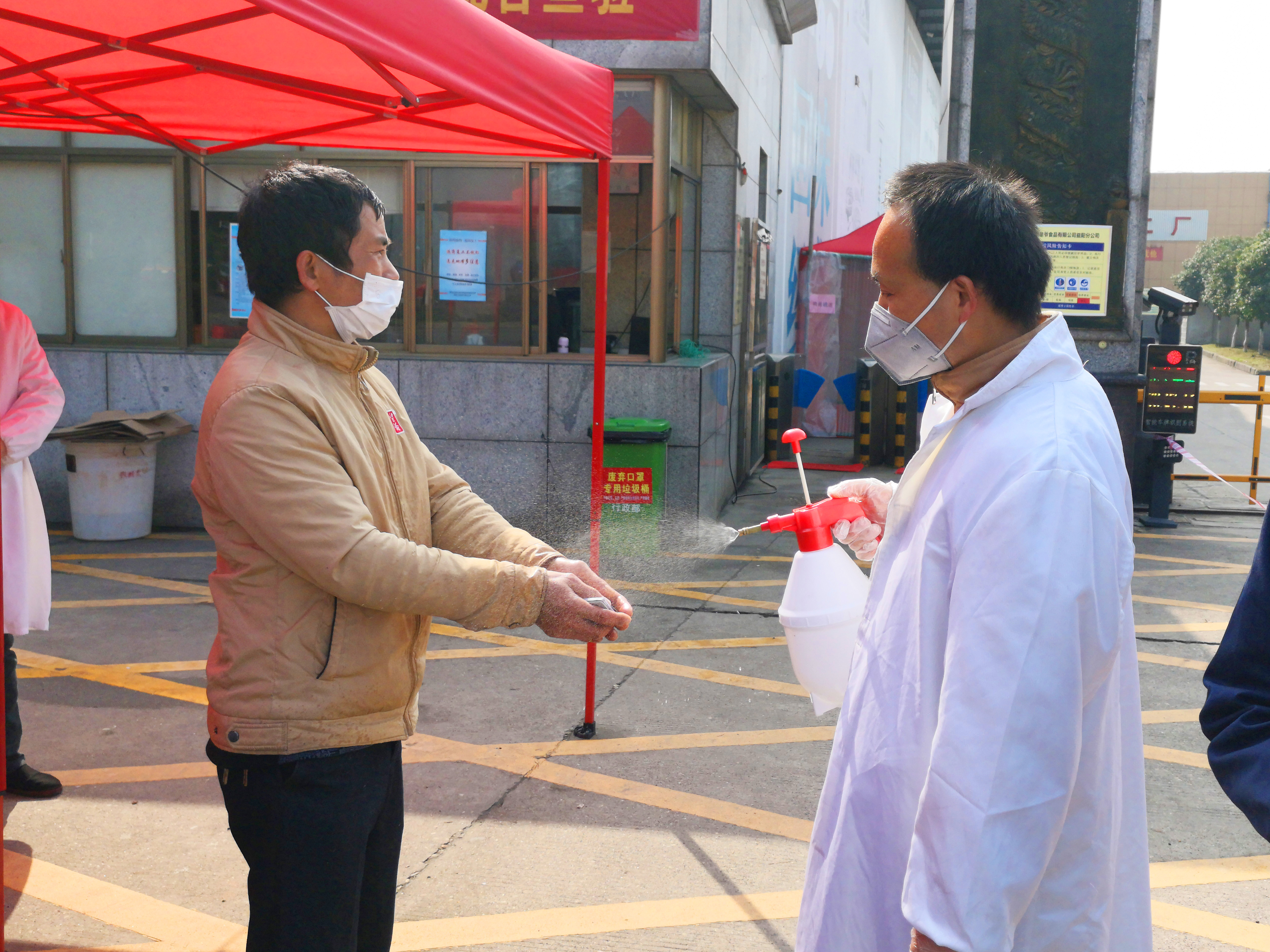 员工进厂前进行手部消毒.jpg 员工进厂前进行手部消毒.jpg