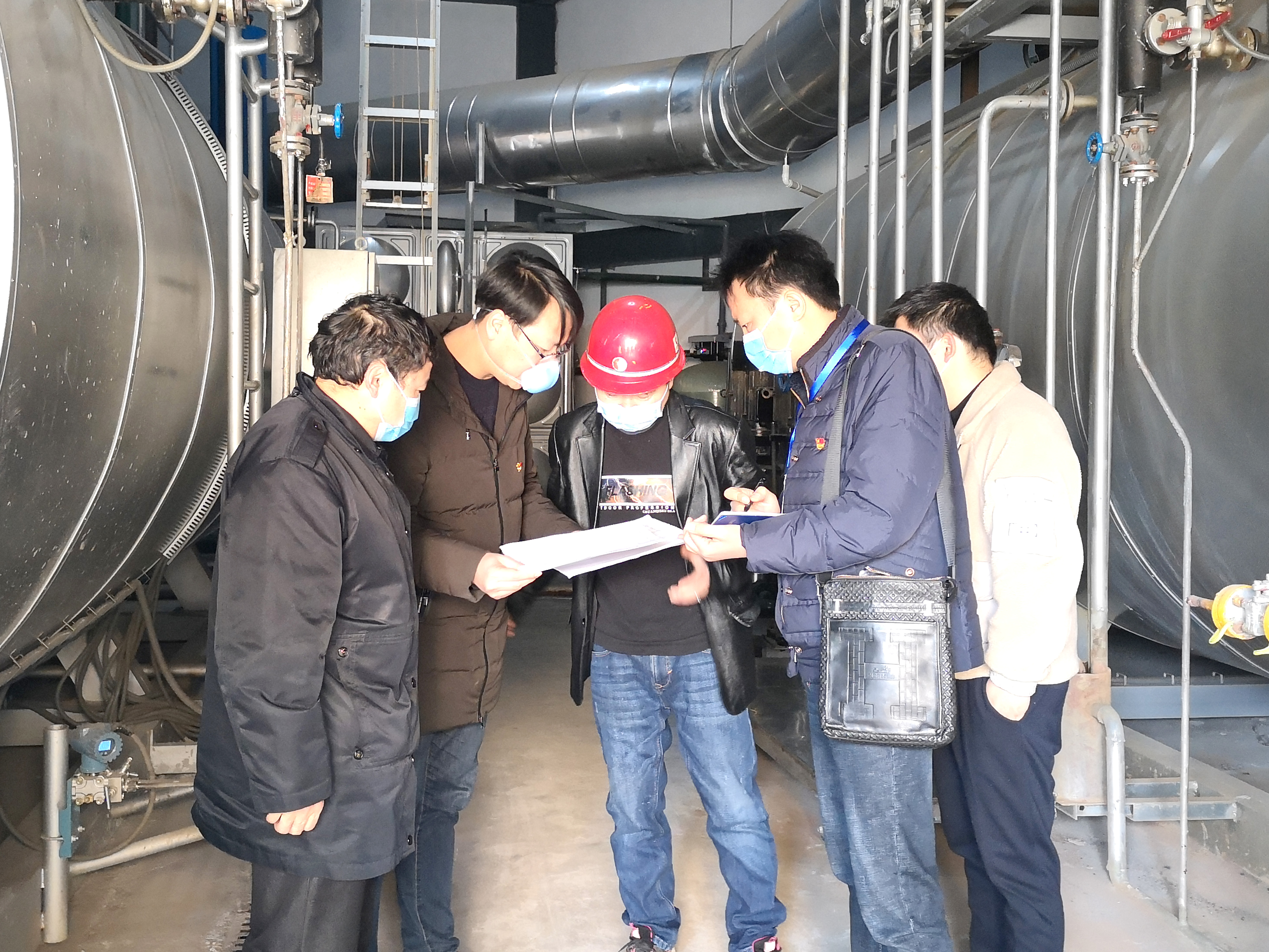 联络组在检查锅炉.jpg 联络组在检查锅炉.jpg