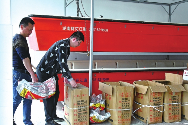 谢林港镇防汛工作人员在清点、整理防汛物资。