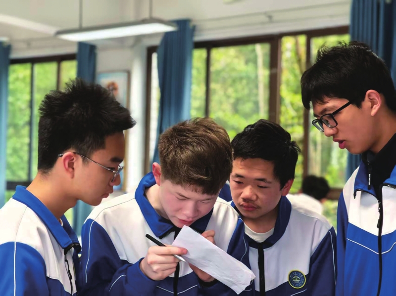 邹俊宇(左二)给同学讲解难题。