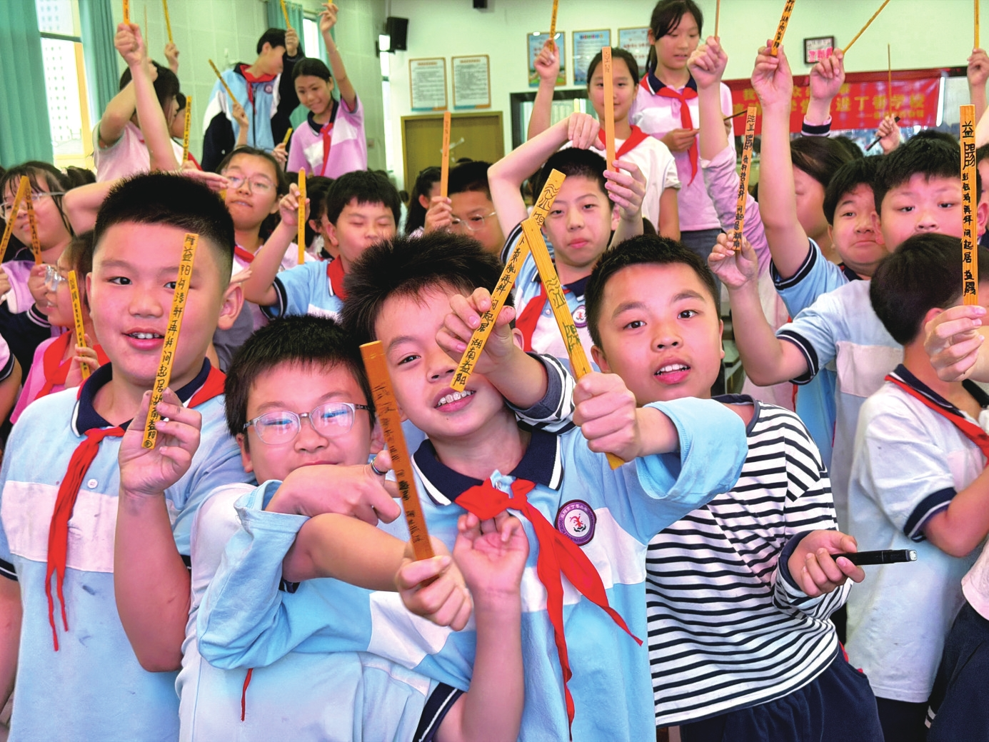学生们展示简牍作品
