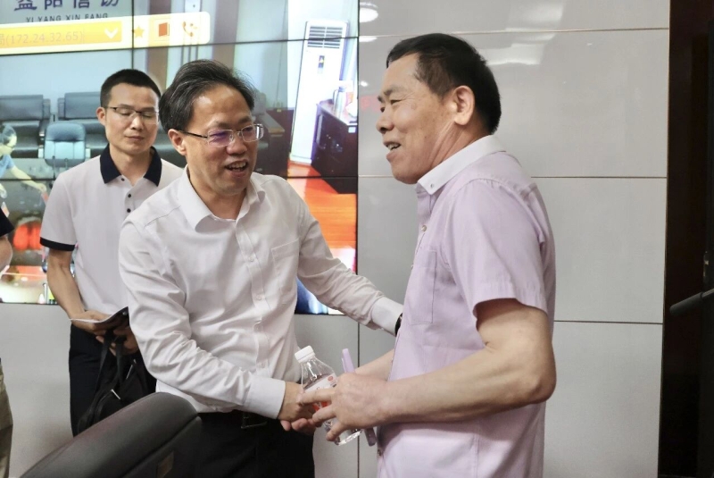 5月25日,市委书记向世聪与来访群众交流。 5月25日,市委书记向世聪与来访群众交流。
