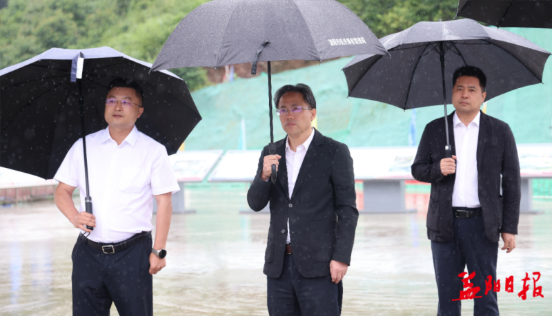 市委书记向世聪在安化县调研金塘冲水库工程建设情况。