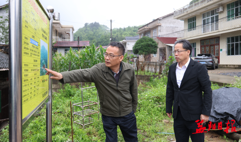 市委书记向世聪在安化县东坪镇青山园村查看地质灾害隐患点情况。