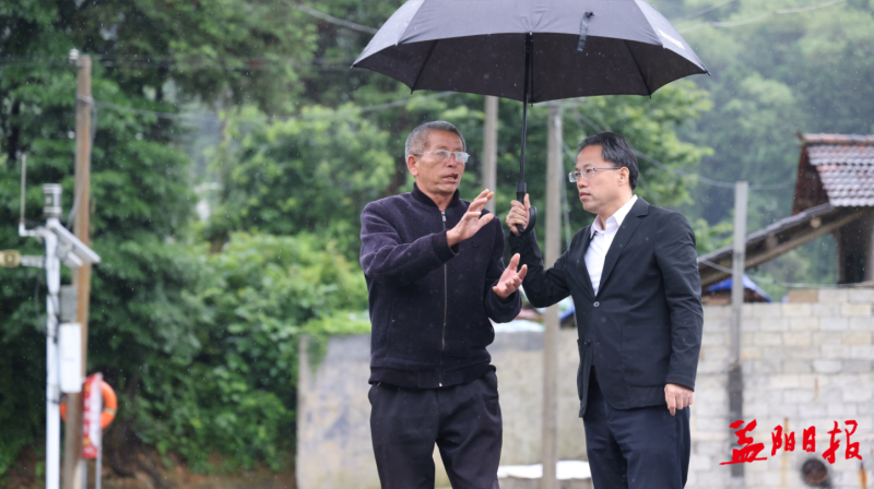 市委书记向世聪在安化县东坪镇青山园水库查看水库运行、堤防砍青扫障情况。
