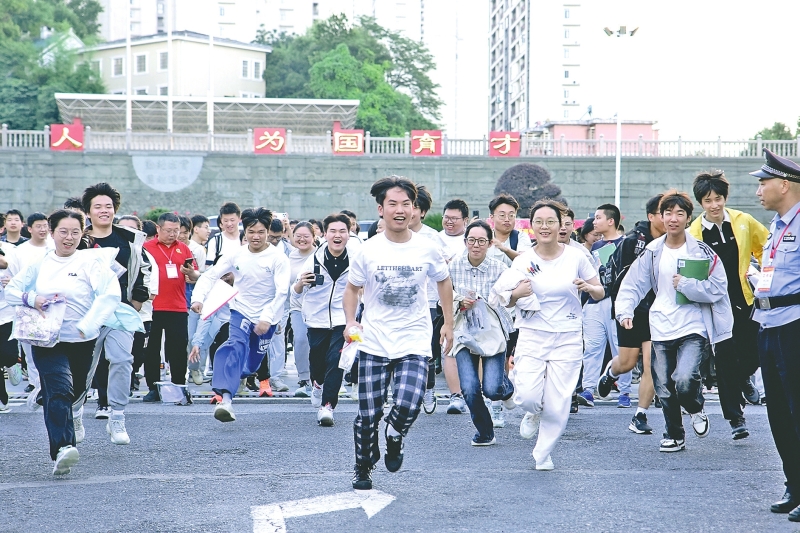 6月9日下午,市一中考点的考生考试结束后跑出考场。