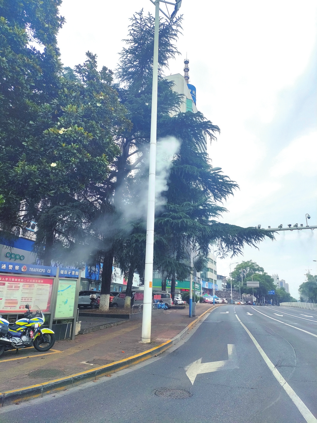 这是正在运行的城市道路喷淋抑尘系统。