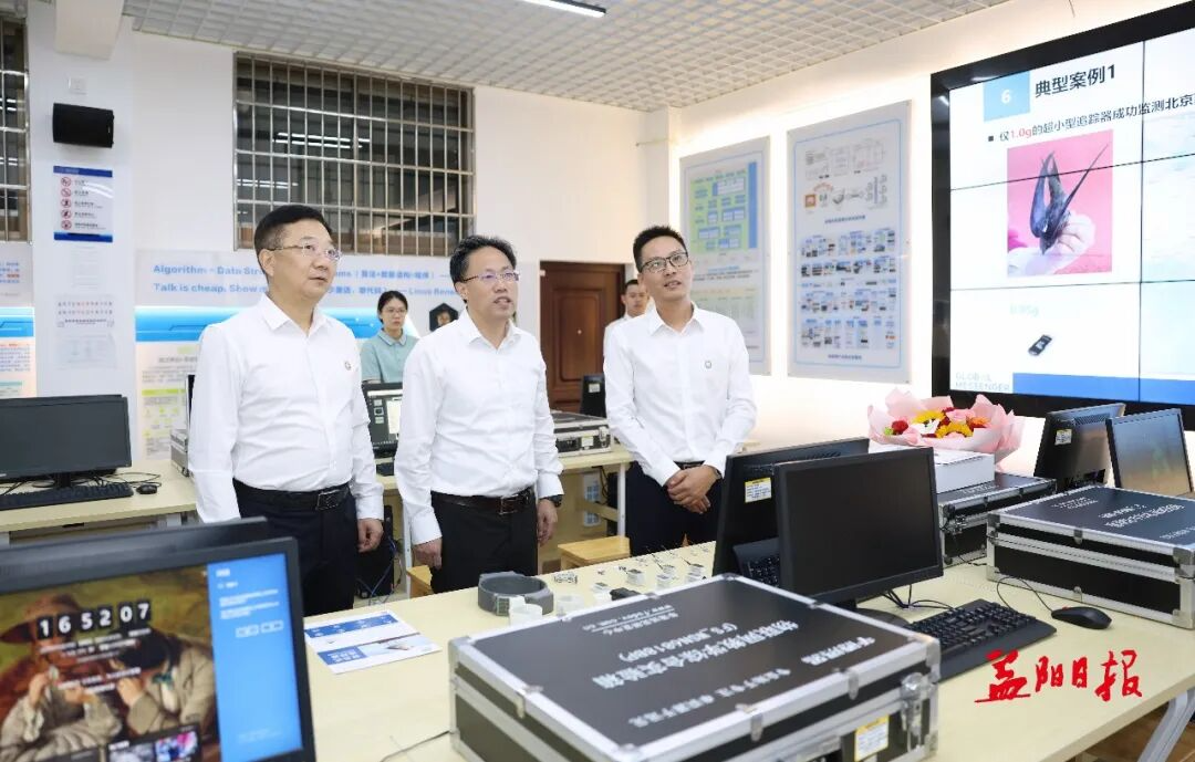 向世聪在湖南城市学院走访慰问黄田老师。